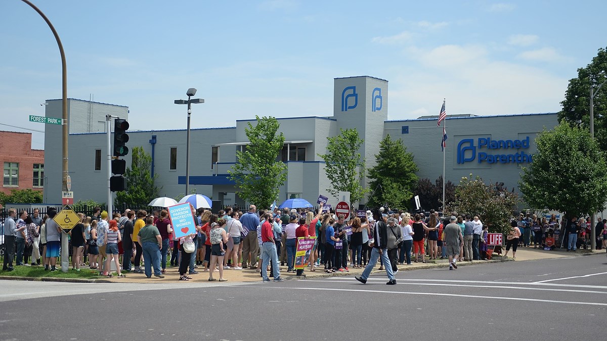 क्लीनिकों को अवरुद्ध करने वाले प्रो-लाइफर्स के संघीय दोषसिद्धि जोखिमपूर्ण हैं…… | समाचार एवं रिपोर्टिंग