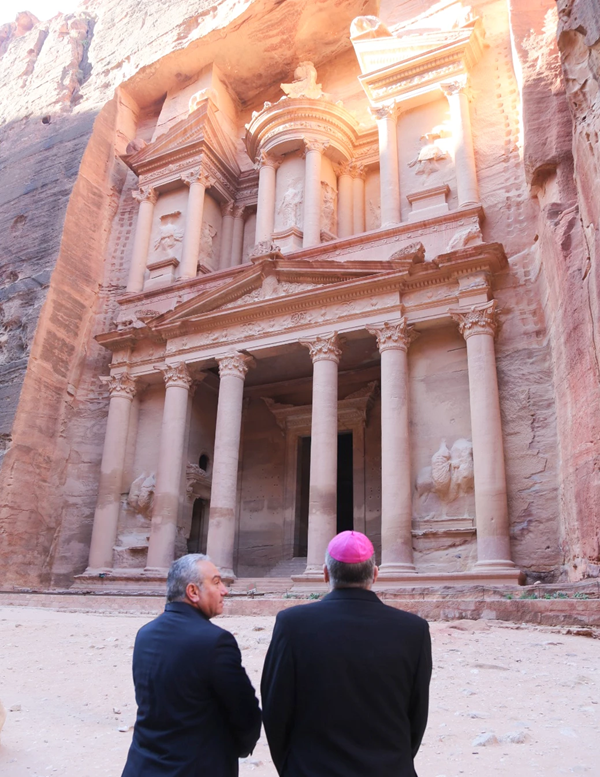 Toerismechef Fares al-Braisat met de Vaticaanse nuntius in Jordanië, bij de Schatkamer in Petra.