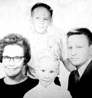 Wendell dan Margie Geary bersama putra mereka, Wendell Jr. dan Paul.