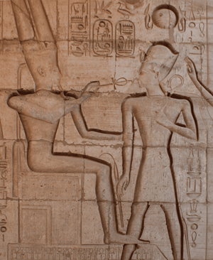 El faraón Ramsés II recibe la vida.