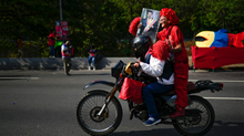 Santas limosnas: Nicolás Maduro corteja a los votantes evangélicos en Venezuela con regalos y dinero en efectivo