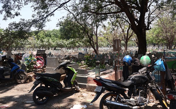 A cemetery in West Java where the poor have made their homes.