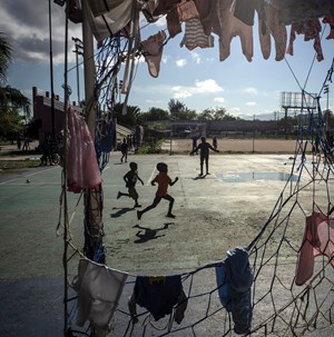 Des enfants jouent dans un parc de Port-au-Prince abritant des familles déplacées par la violence des gangs.