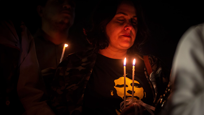 Uma tentativa de assassinato no Brasil levou a política para dentro das igrejas