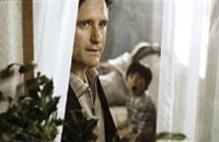 Peter (Bill Pullman) and the creepy little kid