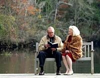 Duke (James Garner) reads to Allie (Gena Rowlands) from the notebook