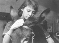 Marie (Anne Wiazemsky) with the film's protagonist