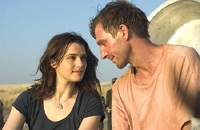 Ralph Fiennes plays a British diplomat in Nairobi, while Rachel Weisz plays his political activist wife