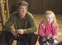 Ben Crane (Kurt Russell) and his daughter Cale (Dakota Fanning) are trying to get their horse ready for the Breeders' Cup