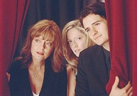 At his father's memorial, Drew gathers with his mother, Hollie (Susan Sarandon, left) and sister, Heather (Judy Greer)