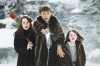 Susan (Anna Popplewell), Peter and Lucy try to hold off some nasty wolves