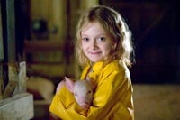 Dakota Fanning as Fern, holding the adorable little Wilbur