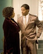 Curtis Taylor (Jamie Foxx), the Dreams' manager, has a word with Effie