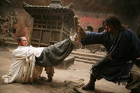 Silent Monk (Jet Li) and Lu Yan (Jackie Chan) in one of their fight scenes