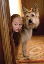 AnnaSophia Robb and the friendly canine