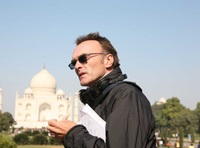 Director Danny Boyle on the 'Slumdog' set