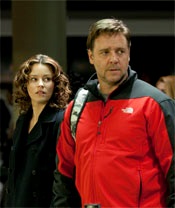 Russell Crowe as John, Elizabeth Banks as Lara