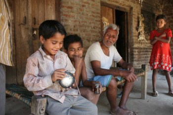 A family in India gets to know the d.light S1 design.