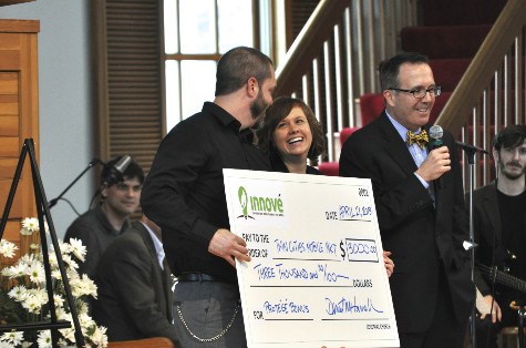 Harrell awards one of the winners of the Innove contest. Harrell awards one of the winners of the Innove contest.