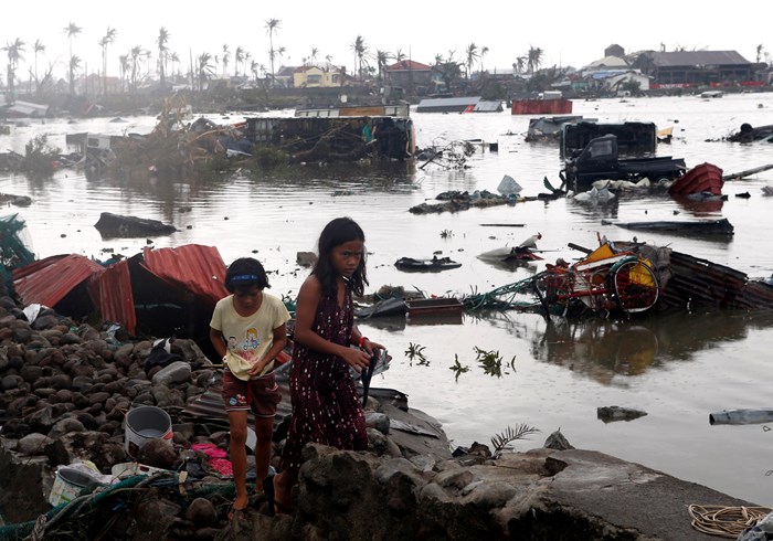Witness Walks 'Endless Path of Misery' Left by Super Typhoon Haiyan Witness Walks 'Endless Path of Misery' Left by Super Typhoon Haiyan