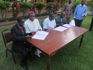 Church leaders sign Bangui Declaration.