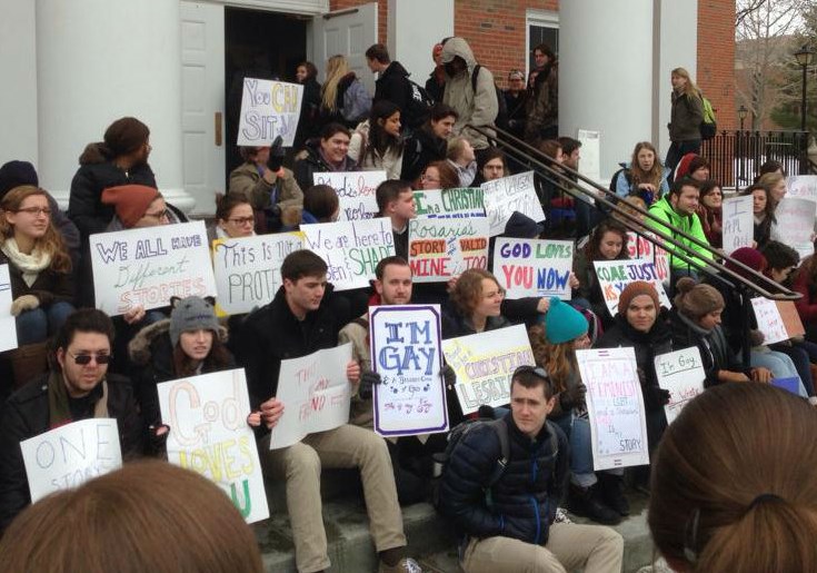 Estudiantes de la universidad de Wheaton protestan el testimonio 'como un accidente de tren' de profesora ex lesbiana