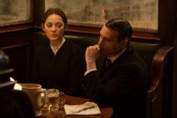 Joaquin Phoenix and Marion Cotillard in 'The Immigrant'