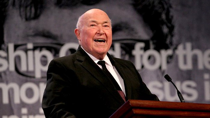 Chuck Smith's Daughter Sues Calvary Chapel over Founder's Last Days Chuck Smith's Daughter Sues Calvary Chapel over Founder's Last Days