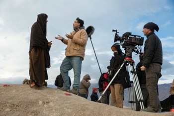 Ewan McGregor, Rodrigo Garcia, and Emmanuel Lubezki on the set of 'Last Days in the Desert'