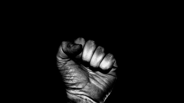 How to Hold On When Everything Is Coming Apart How to Hold On When Everything Is Coming Apart