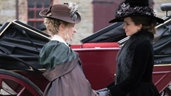 Chloe Sevigny and Kate Beckinsale in 'Love and Friendship'