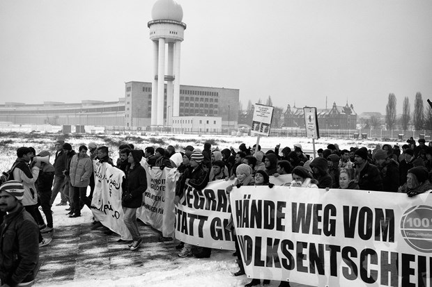 Berlin : Pro-refugee march around the Templehof Airport. Since September 2015 Templehof has been used as an emergency refugee camp.