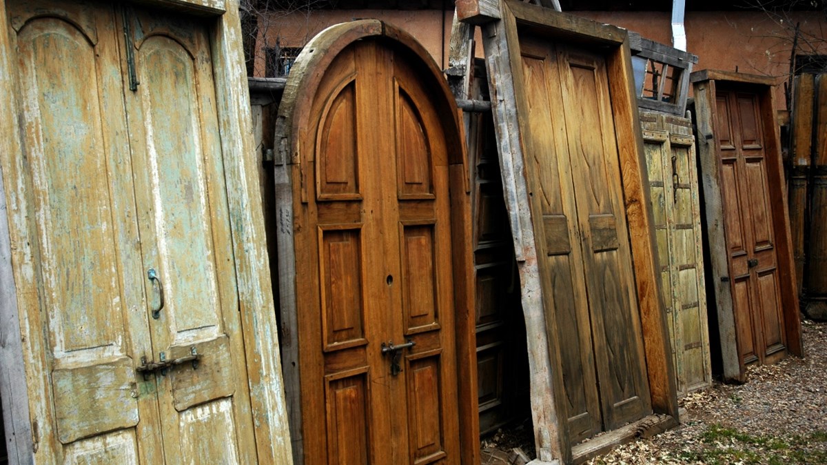 Старинная дверь открытая