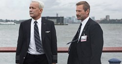 Tom Hanks and Aaron Eckhart in 'Sully' Tom Hanks and Aaron Eckhart in 'Sully'