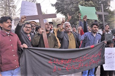 Punjabi Christian protesters outside Lahore Press Club shortly after the church attack.