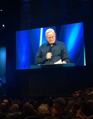 Hybels announces his decision to step down.