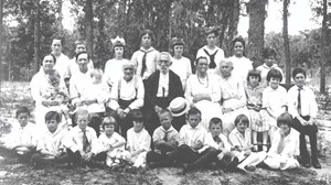 Retirees and orphans in Dowling Park, 1916 Retirees and orphans in Dowling Park, 1916