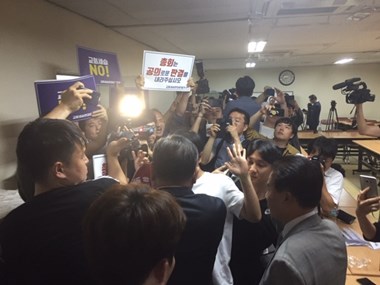 Activists and journalists pour into the room immediately following the conclusion of the PCK court's meeting. Activists and journalists pour into the room immediately following the conclusion of the PCK court's meeting.